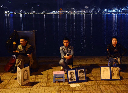 玉山寺旁的肖像画家。（图片来源：人民军队报）