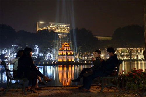 在热闹的河内街道旁，人家仍然找到一个宁静安详的还剑湖。这是众多人前来休息的地方。（图片来源：人民军队报）