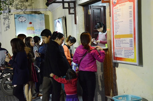 河内著名的水谢冰激凌店总是满人。（图片来源：人民军队报）