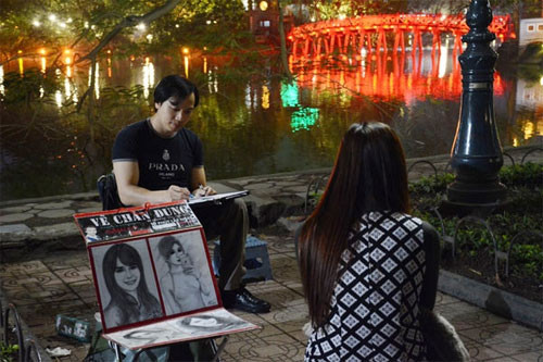 在10分钟以内，游客就能拿到一张肖像画。（图片来源：人民军队报）