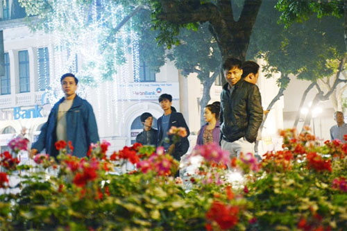 在还剑湖边散步。（图片来源：人民军队报）