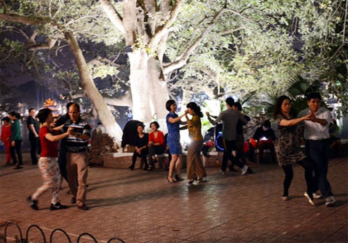 在还剑湖边跳舞。（图片来源：人民军队报）