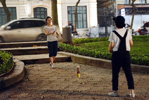 在还剑湖附近打羽毛球，这一切构成了还剑湖独特的夜间节奏。（图片来源：人民军队报）