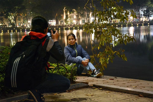 留下在还剑湖的美好时刻。（图片来源：人民军队报）