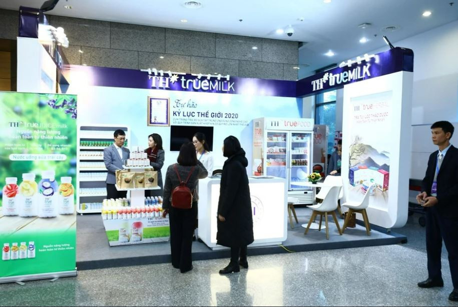 不断有成群的参观者前来参观和品尝产品，希望能够向国际友人介绍TH这一国家品牌的产品。图自越通社