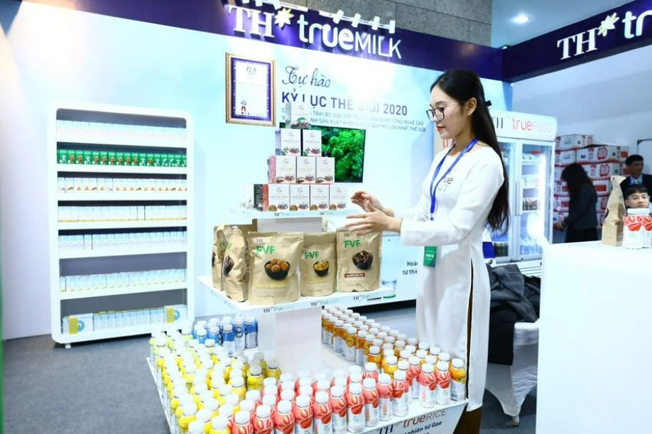 TH集团采用现代技术生产线，其产品始终奉行致力于消费者健康的原则。图自越通社