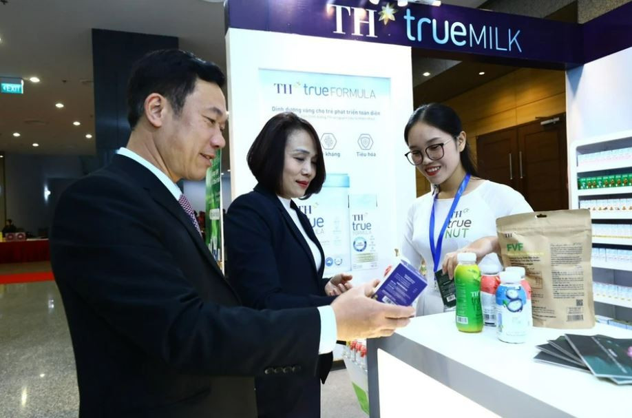 TH集团了解草药对人类健康的宝贵价值，并抓住消费者热衷于天然中草药产品的趋势，率先利用高科技应用对草药进行保护、开发和深加工。TH true HERBAL 凉茶产品颇受消费者欢迎。图自越通社