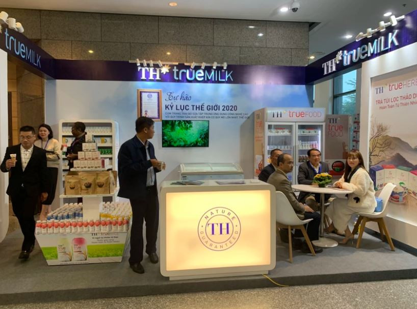 TH展位的参观者可以现场品尝产品。图自越通社