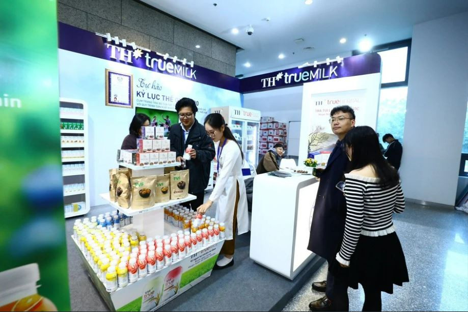 这些都是在市场上站稳了脚跟的食品、鲜奶和健康饮料。图自越通社