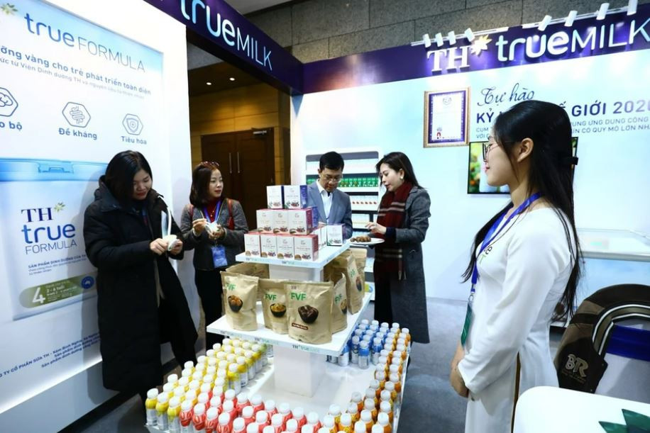 出席越南外交会议的外交官对TH集团达到国际质量标准的纯天然、有益于健康的产品非常关注和欣赏。图自越通社