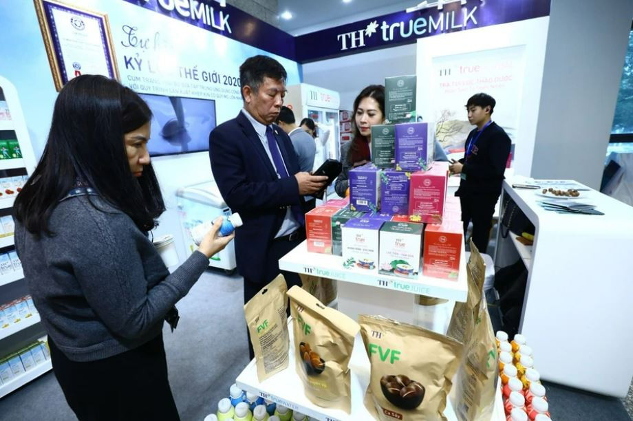 因此，TH集团往往是越南外交部门重大外交会议和活动中为与会代表提供酒水服务的单位。图自越通社