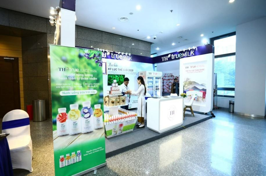 以TH集团的各种产品为亮点的越南品牌展区。TH true MILK这一国家品牌不断出现在越南国内和在越南举办的国际重大活动。图自越通社