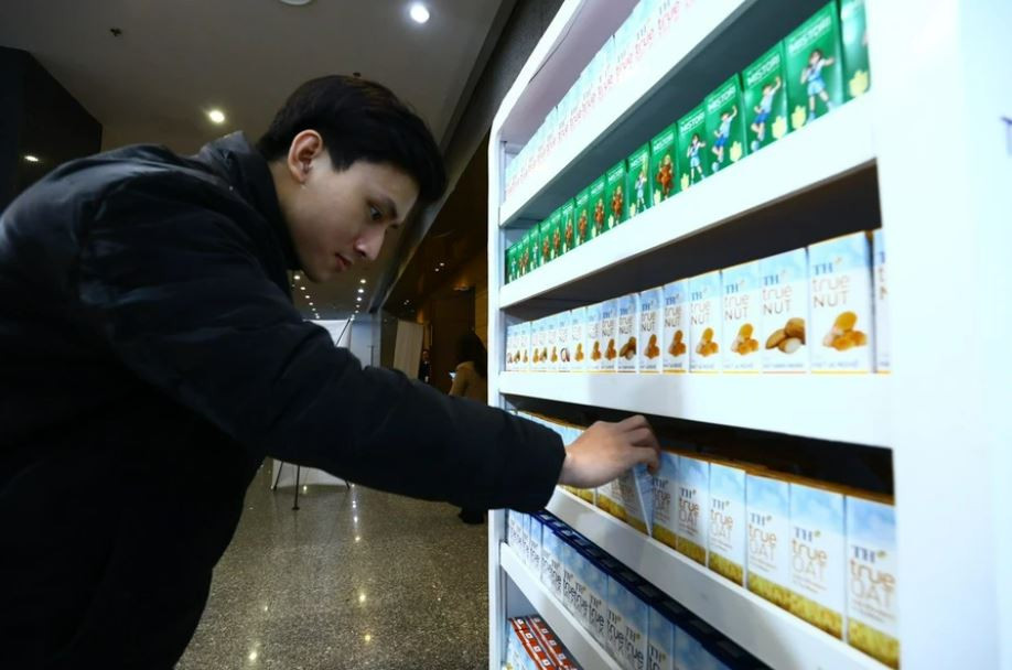 在越南外交部门重大活动中亮相的TH集团产品共4万余个，包括安全鲜奶TH true MILK、坚果汁TH true NUT、天然果汁TH true JUICE、大麦可可奶TH true CHOCOMALT MISTORI等产品。这些都是标志着 TH 集团在履行关爱越南人健康使命的道路上迈出了重要步伐。图自越通社