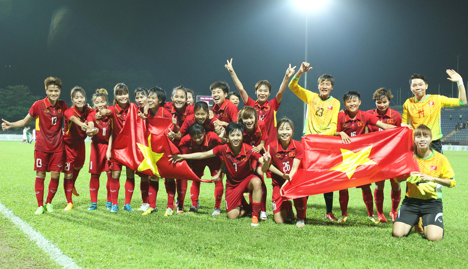 越南女足队球员获得第29届东南亚运动会女足球比赛冠军后高兴得不得了。越通社记者 国庆 摄