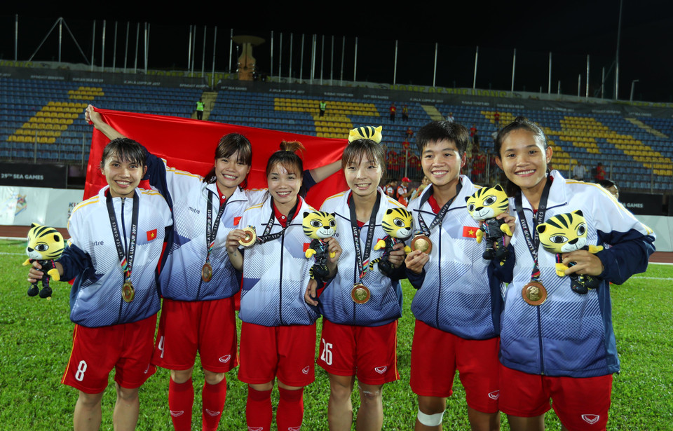 越南女足队球员获得第29届东南亚运动会女足球比赛冠军后高兴得不得了。越通社记者 国庆 摄
