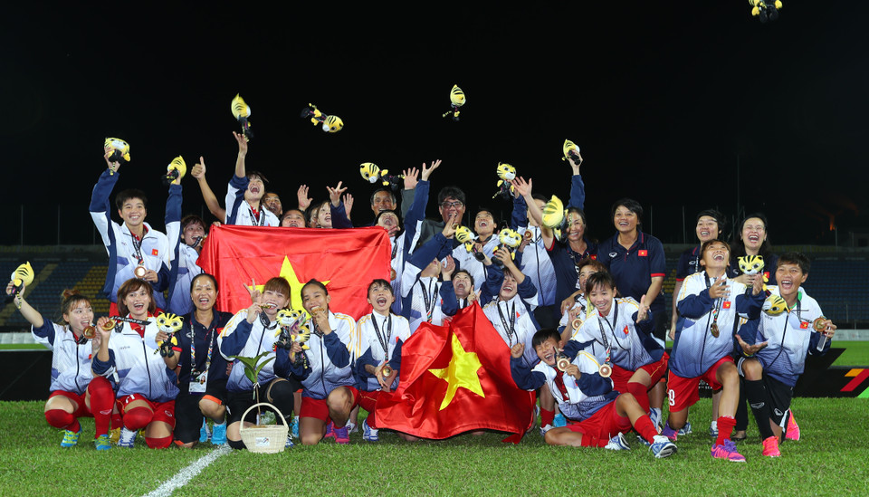 越南女足队球员获得第29届东南亚运动会女足球比赛冠军后高兴得不得了。越通社记者 国庆 摄