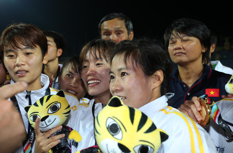 越南女足队球员获得第29届东南亚运动会女足球比赛冠军后高兴得不得了。越通社记者 国庆 摄