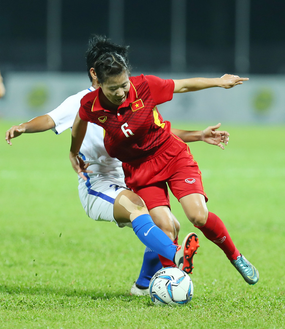 越南女足队球员（红衣）与马来西亚女足队球员对峙不下。越通社记者 国庆 摄