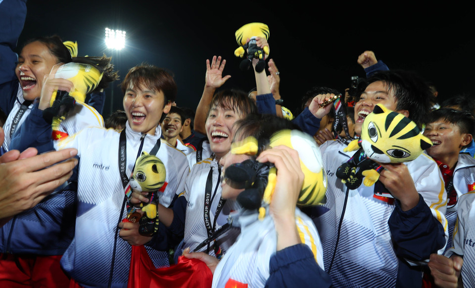 越南女足队球员获得第29届东南亚运动会女足球比赛冠军后高兴得不得了。越通社记者 国庆 摄