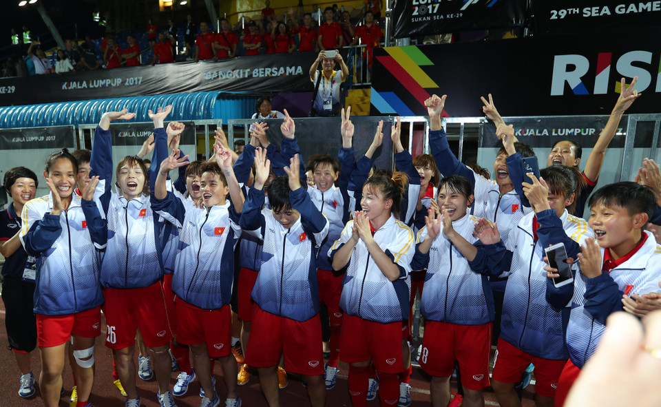 越南女足队球员获得第29届东南亚运动会女足球比赛冠军后高兴得不得了。越通社记者 国庆 摄