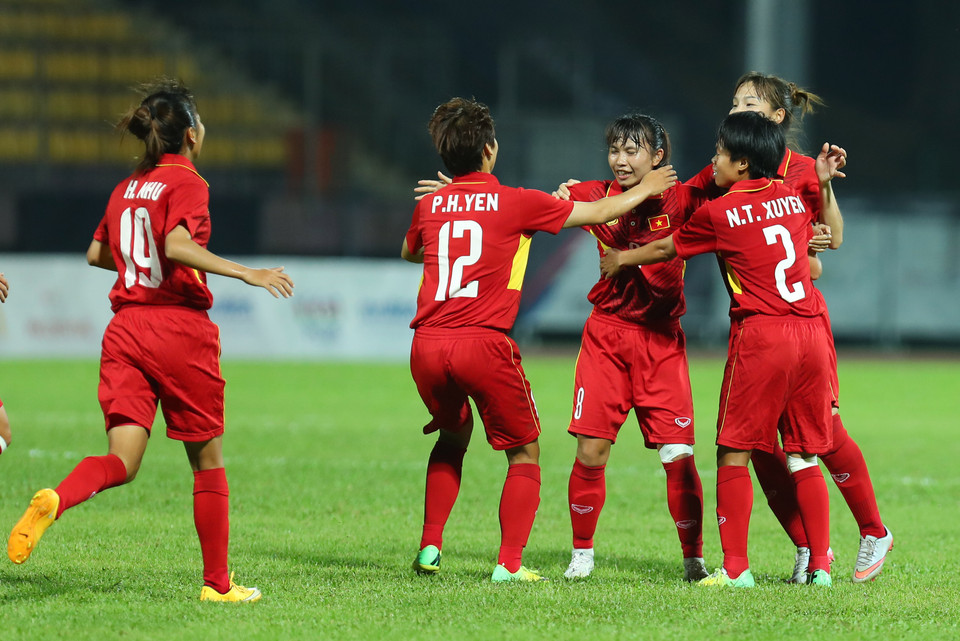 越南女足队球员获得进球后拥抱一起庆祝。越通社记者 国庆 摄