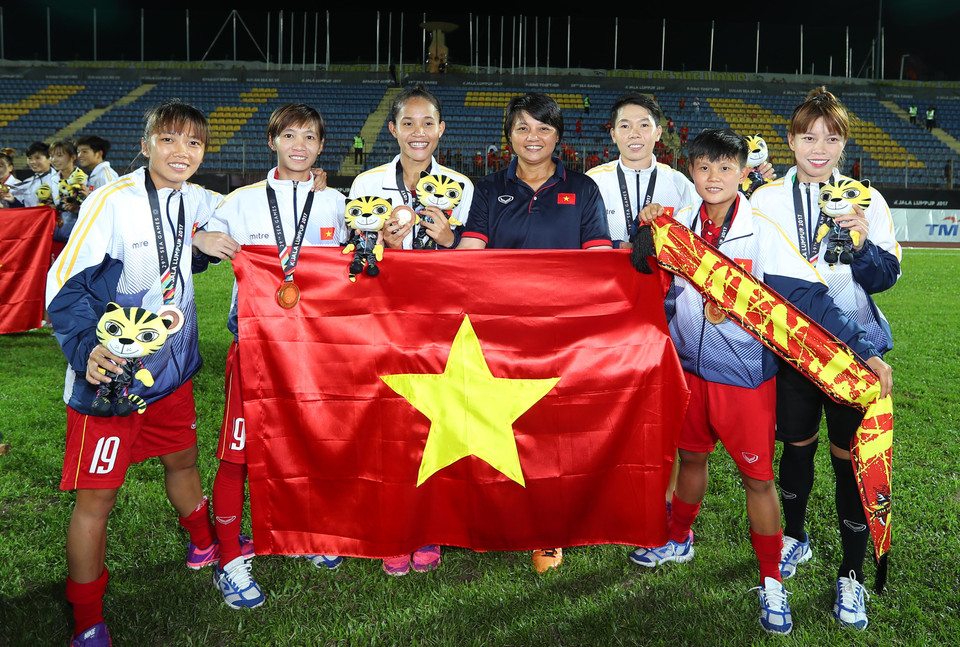 越南女足队球员获得第29届东南亚运动会女足球比赛冠军后高兴得不得了。越通社记者 国庆 摄