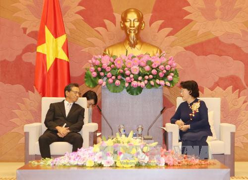 ​越南国会主席阮氏金银会见前来辞行拜会的日本驻越大使大岛浩。（图片来源：越通社）
