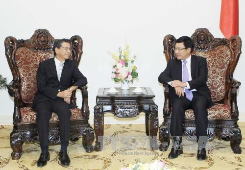 越南政府副总理范平明会见​前来辞行拜会的日本驻越大使大岛浩。（图片来源：越通社）