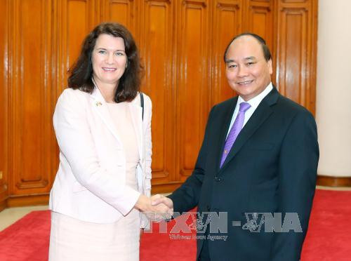 越南政府总理阮春福会见正在访越的瑞典贸易大臣安·林德。（图片来源：越通社）