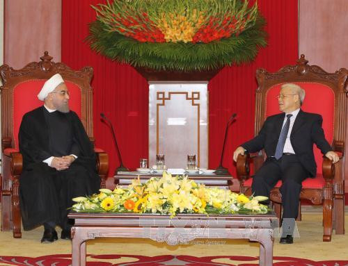 越共中央总书记阮富仲会见正在对越南进行国事访问的伊朗总统哈桑•鲁哈尼。（图片来源：越通社）