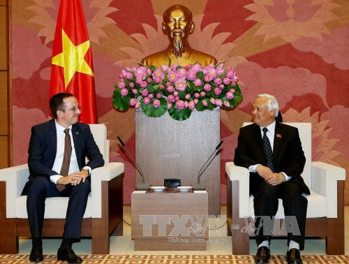 越南国会副主席旺周刘会见罗马尼亚社会党议员丹尼尔·巴布莱斯库。（图片来源：越通社）