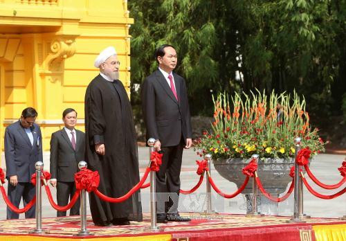 越南国家主席陈大光与伊朗伊斯兰共和国总统哈桑•鲁哈尼在欢迎仪式上。（图片来源：越通社）