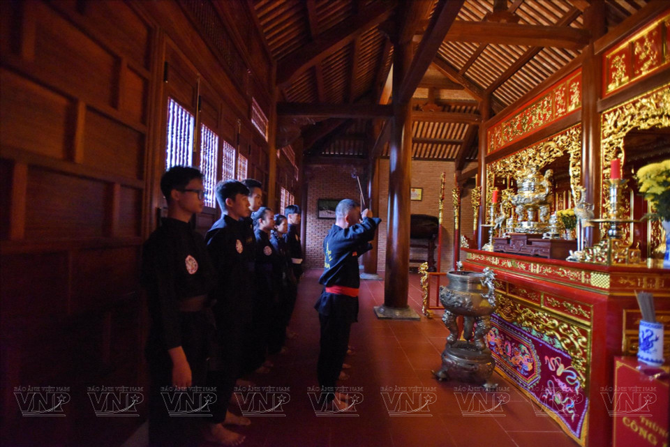 白龙武派武师和习武之人在西山上道遗迹区的“西山三杰”祠堂诚挚地上香缅怀阮岳、阮惠和阮侣等三位英雄的功绩。图自越通社/越南画报