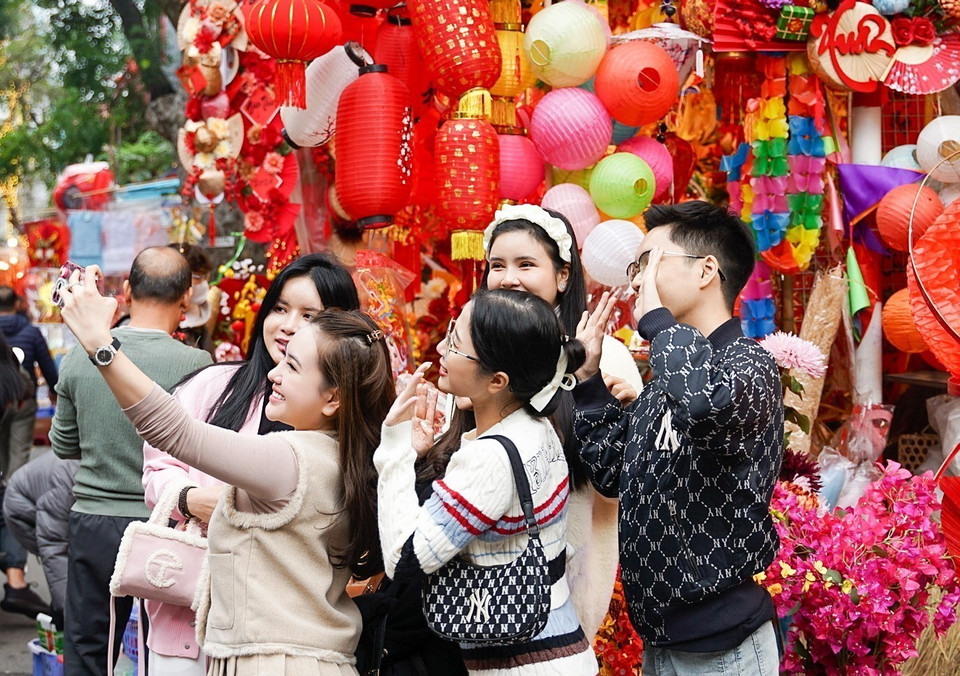 梳行迎春花市是青年们十分青睐的拍照打卡地。图自越通社