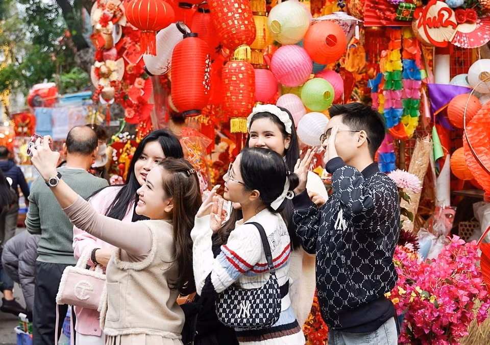 梳行迎春花市是青年们十分青睐的拍照打卡地。图自越通社