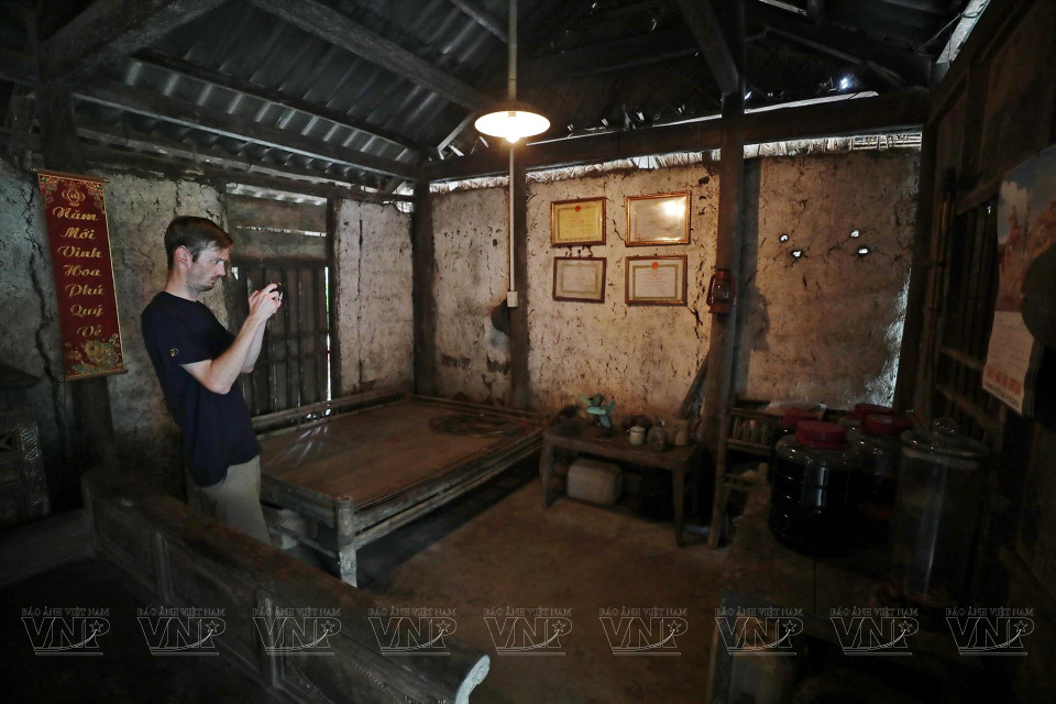 外国游客怀着兴奋不已的心情去参观越海古村，并把古老的角落拍下来。图自越通社/越南画报