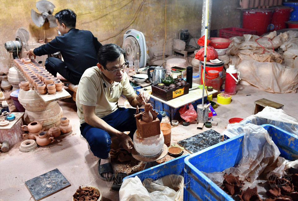 钵场陶瓷村工匠们使用简单的工具，通过每一个精致的细节展现自己的才华。图自越通社/越南画报