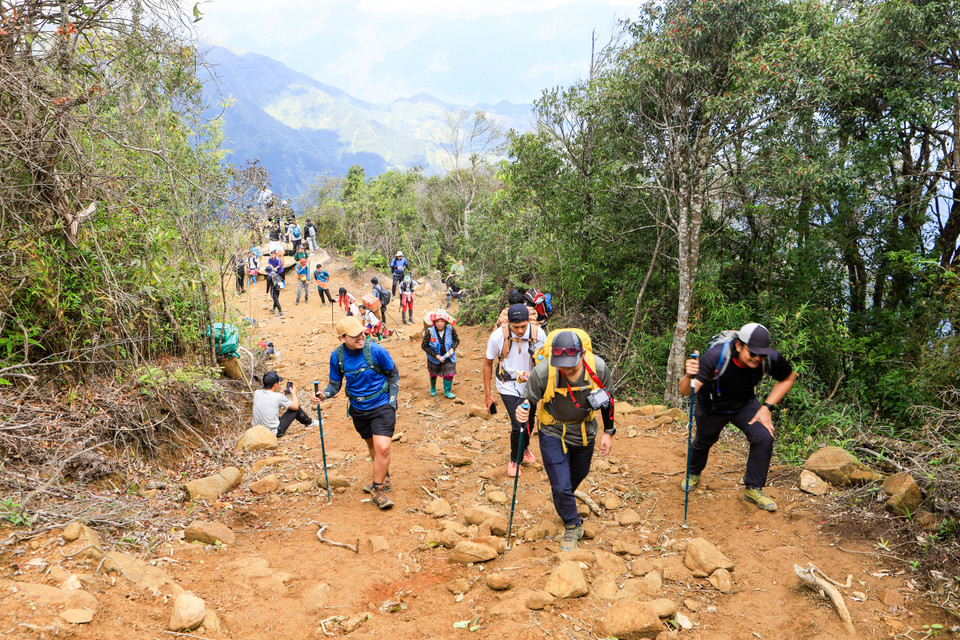 泰国游客团征服斜处峰。图自越通社/越南画报