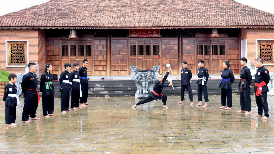 蔡明光武师为徒弟示范白龙武派著名的“铁灵锤”武术技能。图自越通社/越南画报