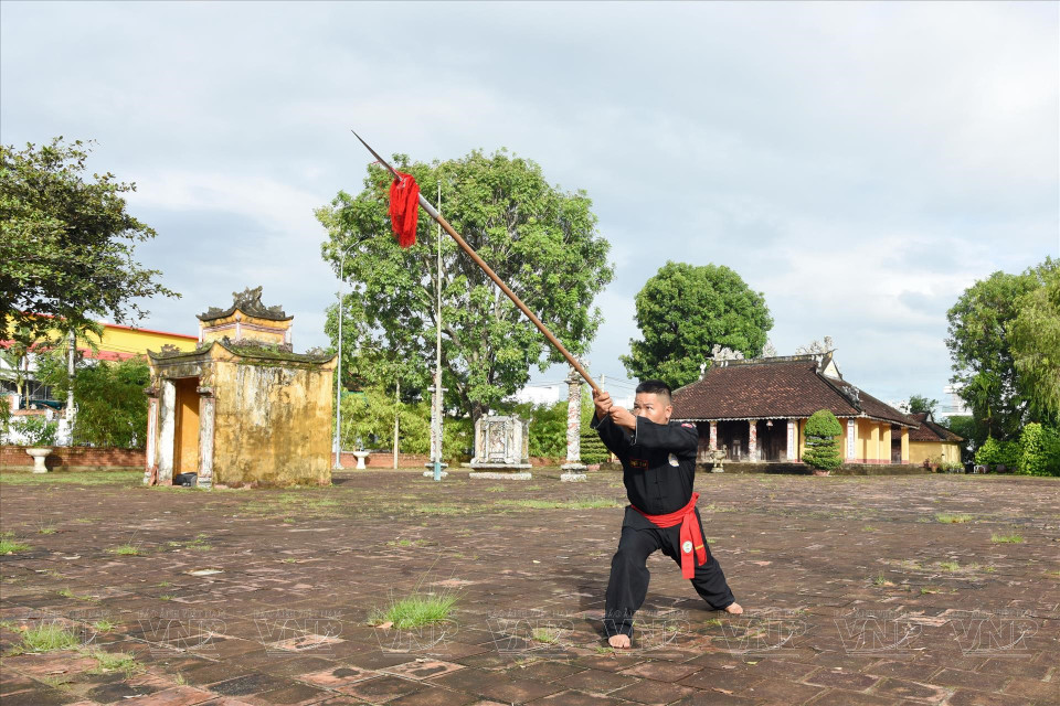 武师为徒弟示范白龙武派的“独炉伤”著名武术技能。图自越通社/越南画报