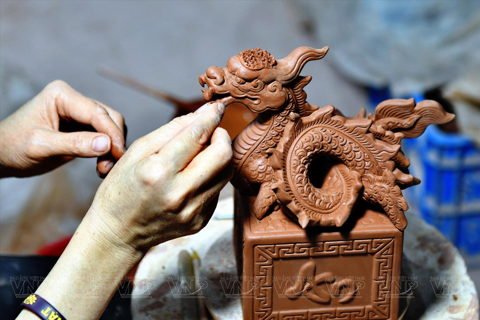 龙图像上的每一个部分都由钵场陶瓷村工匠们精心制作而成，每个产品都具有审美意义。图自越通社/越南画报