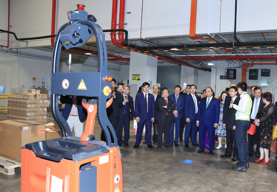 政府总理阮春福参观叶水福集团的“供应链城”。越通社记者 统一 摄