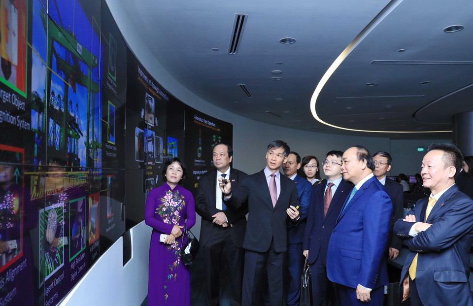 政府总理阮春福参观新加坡港口。越通社记者 统一 摄