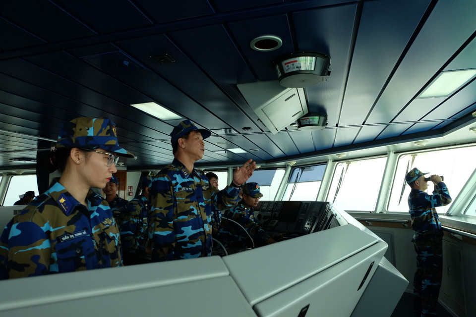 4月24日下午，越中联合编队抵达第2点，开展海上搜救演练。图为越南海警一区司令部副司令兼参谋长陈文诗大校指导越方救护船接近中国遇险船只进行救护。（图片来源：越通社）