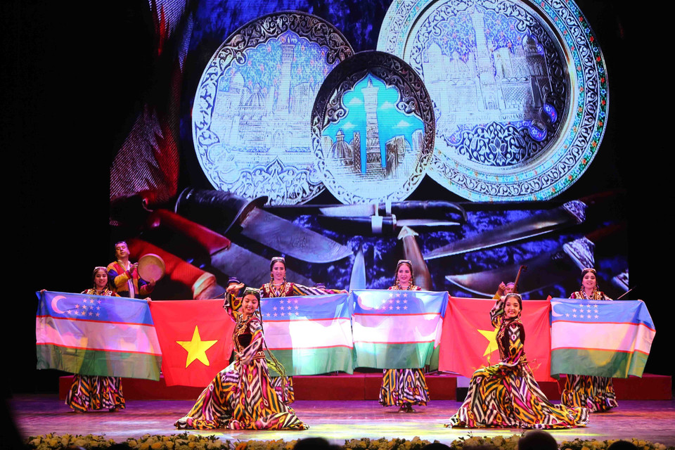 乌斯别克斯坦艺术团为观众们献上许多精彩节目。越通社记者 成达 摄