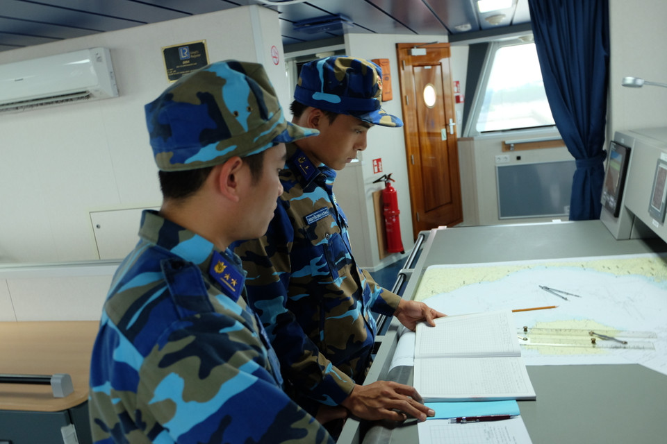 越南海警第一区干部战士们为越南海警编队CSB-8004离开海防市东海港做出准备。越通社记者 祥安 玉李 摄