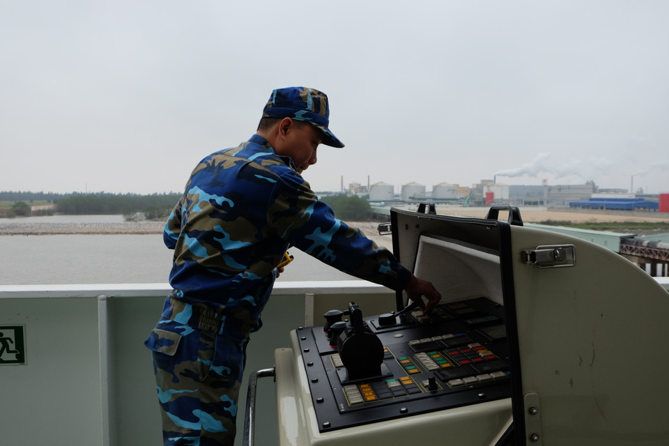越南海警第一区干部战士们为越南海警编队CSB-8004离开海防市东海港做出准备。越通社记者 祥安 玉李 摄