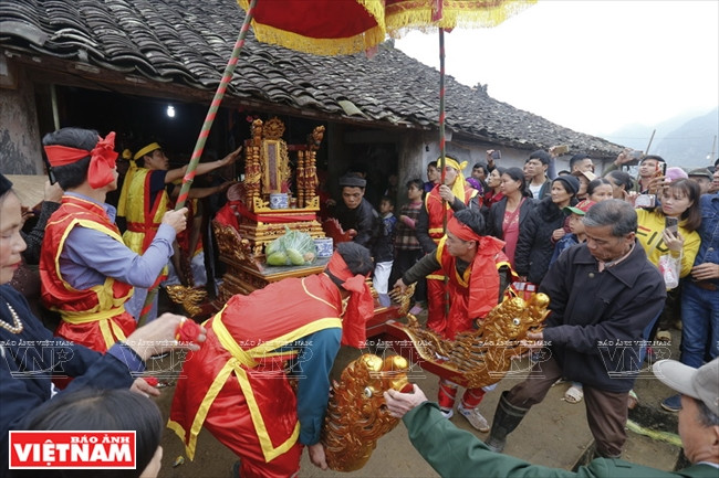 高决王灵位迎轿仪式在庄严虔诚气氛中进行。越南画报记者 越强 摄