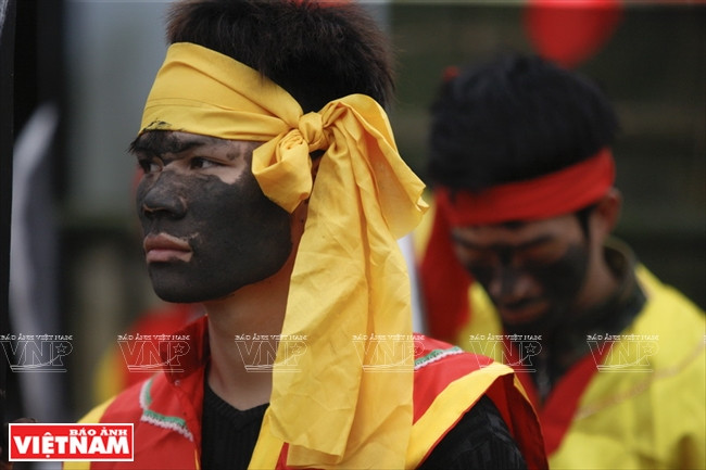 参加庙会的“黑脸”小伙子。越南画报记者 越强 摄