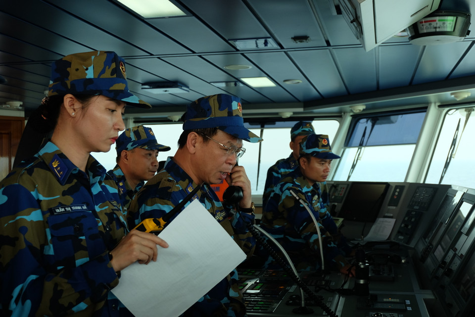  越南海警一区司令部副司令兼参谋长陈文诗大校在开展此次北部湾共同渔区海上联合检查行动之前与中国海警局南海分局副局长刘添荣互致问候。（图片来源：越通社）